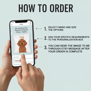 Peut inclure: Capture d'&eacute;cran d'un smartphone montrant les instructions pour commander une couverture personnalis&eacute;e pour animaux de compagnie. L'&eacute;cran affiche une couverture avec une image de chien et le nom "Teddy". Le texte indique "How to Order" et les &eacute;tapes de personnalisation.