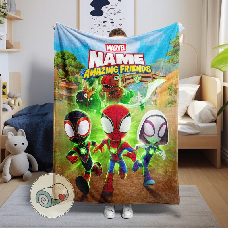 Pode incluir: Um cobertor Marvel "Amazing Friends" com personagens de desenho animado do Homem-Aranha. O cobertor tem um fundo de c&eacute;u azul com &aacute;rvores verdes e uma ponte. Os personagens usam fantasias vermelhas, pretas e brancas. O cobertor &eacute; enrolado em um pequeno c&iacute;rculo.