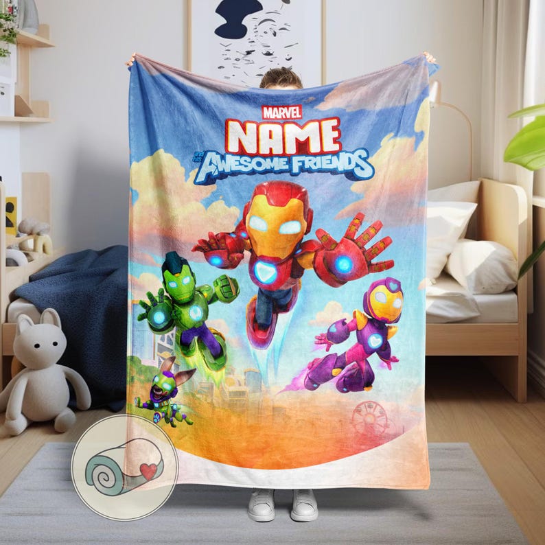 K&ouml;nnte beinhalten: Eine Marvel-Decke mit Iron Man, Hulk und anderen Charakteren. Die Decke hat einen blauen Himmelshintergrund mit den Worten "NAME Awesome Friends" und dem Marvel-Logo. Die Decke wird von einer Person gehalten.
