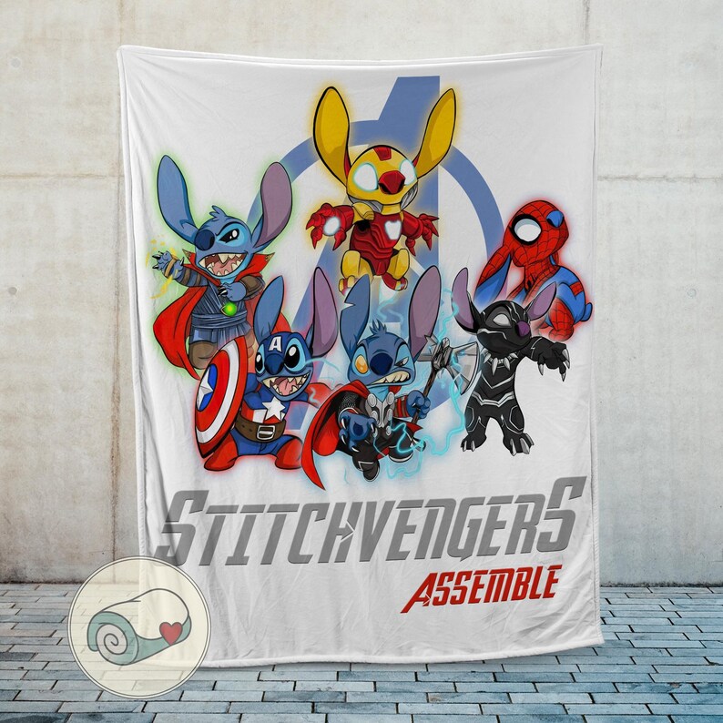 Puede incluir: Manta blanca con personajes de dibujos animados disfrazados de superh&eacute;roes. La manta tiene el texto "Stitchvengers Assemble" en gris y rojo. Los personajes incluyen a Stitch como Capit&aacute;n Am&eacute;rica, Thor, Iron Man y otros.