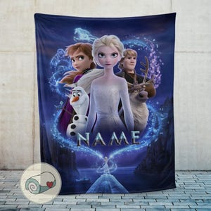 Pu&ograve; includere: Una coperta in pile blu con personaggi di un popolare film d'animazione. La coperta mostra Elsa, Anna, Kristoff, Olaf e Sven, circondati da un design blu brillante. La parola "NAME" &egrave; scritta in bianco.