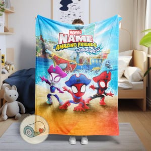 Peut inclure: Une couverture Marvel "Amazing Friends Water Webs" avec trois personnages de dessins anim&eacute;s sur une plage avec un bateau pirate. La couverture a un fond de ciel bleu et un dessin de couverture roul&eacute;e dans le coin.
