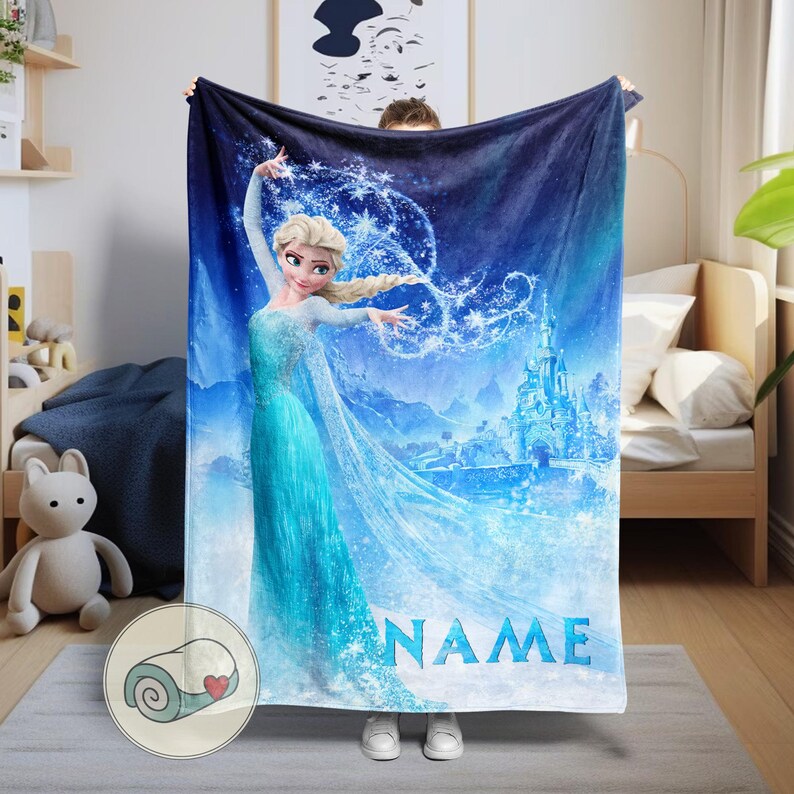 Op de afbeelding: Een blauw-witte fleece deken met een prinses in een zwierige jurk, met een kasteel op de achtergrond. De deken heeft het woord "NAME" in blauw gedrukt. De deken is zacht en knus, perfect om op de bank of in bed te kruipen.