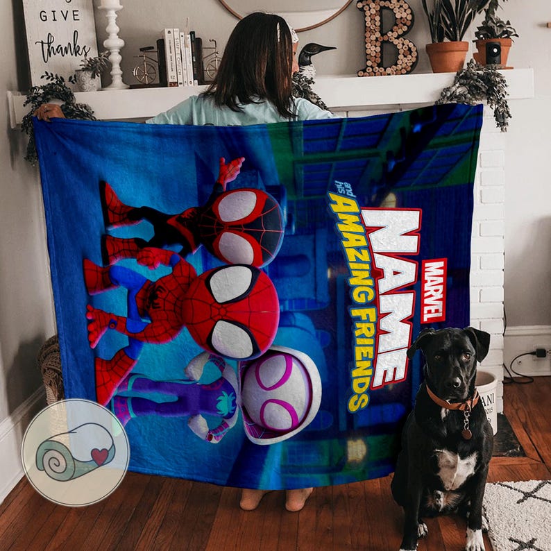 Pu&ograve; includere: Una coperta blu Marvel con personaggi di Spider-Man. La coperta presenta le parole "NAME" e "AMAZING FRIENDS" in bianco e giallo, con il logo Marvel. La coperta &egrave; tenuta da una persona.