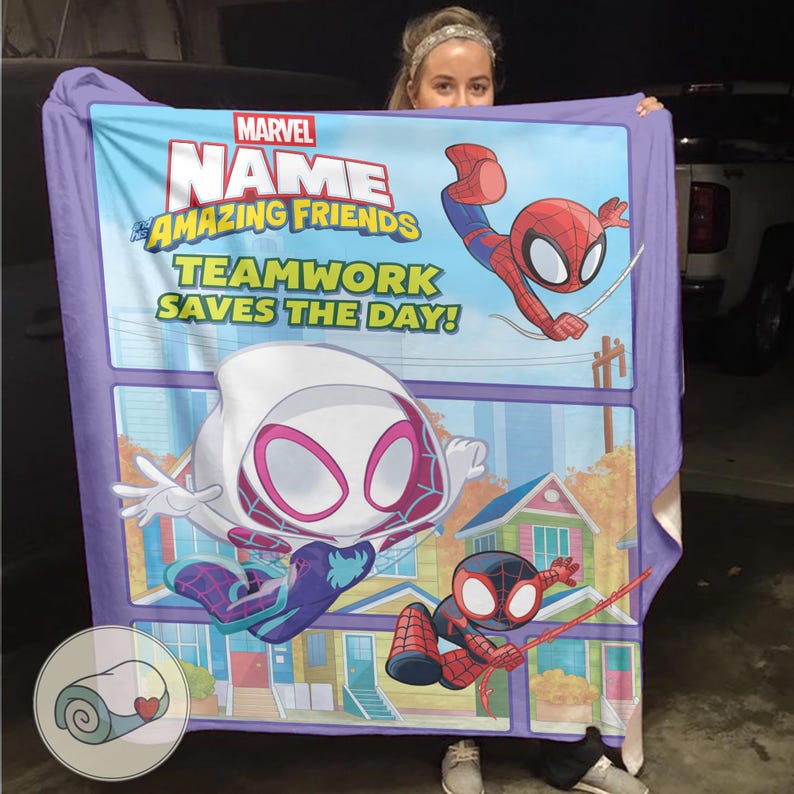 Op de afbeelding: Een paarse deken met Marvel's Spider-Man en vrienden. De deken heeft de tekst "NAME the Amazing Friends Teamwork Saves the Day!" en bevat illustraties van Spider-Man, Spider-Gwen en Miles Morales.