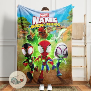 Pode incluir: Um cobertor Marvel "Name and the Amazing Friends" com personagens de desenhos animados. O cobertor tem um fundo de c&eacute;u azul com &aacute;rvores verdes e uma ponte. Os personagens incluem Homem-Aranha, Miles Morales e Spider-Gwen.