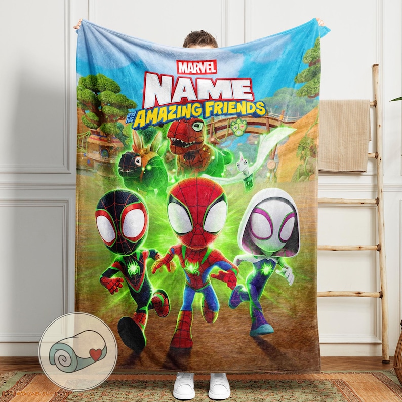 Pode incluir: Um cobertor Marvel "Name and the Amazing Friends" com personagens de desenhos animados. O cobertor tem um fundo de c&eacute;u azul com &aacute;rvores verdes e uma ponte. Os personagens incluem Homem-Aranha, Miles Morales e Spider-Gwen.