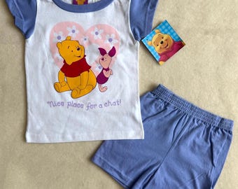 Conjunto vintage dos anos 90 da Disney com shorts do Ursinho Pooh, tamanho unissex 4T, estampa do Leitão. Um lugar agradável para conversar.