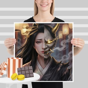 Może przedstawiać: Kwadratowy wydruk artystyczny przedstawiający podzieloną twarz. Z jednej strony kobieta z długimi czarnymi włosami, z drugiej biała maska demona ze złotymi rogami. Tło przedstawia lampiony i tradycyjne japońskie otoczenie.