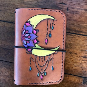 LIQUIDACIÓN Cuaderno de viaje o billetera para pasaporte de cuero hecho a mano - cubierta de notas de campo de cuero Diseño de luna y mandala