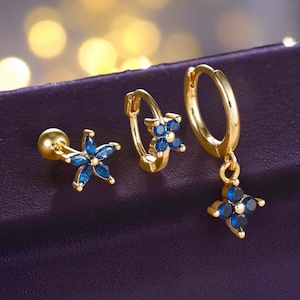 Blaue Blumen Ohrring Set, Gold CZ Huggie Creolen und Stud Trio, Geschenk für Sie