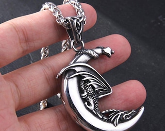 Collana con drago e luna crescente, amuleto fantasy in acciaio inossidabile per uomo