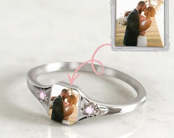 Anello personalizzato con foto e pietre portafortuna: regalo commemorativo inciso
