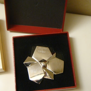CARTIER Delices de Cartier Solid Perfum - Silver Tone Metal Flower Case In Original Box  -  Vintage Original Formula HTF - 1 Gram