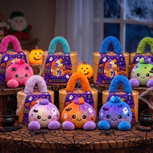 Könnte beinhalten: Eine Sammlung von sieben runden Geschenkschachteln aus Pappe mit flauschigen Griffen, die jeweils ein Plüschtier enthalten. Die Schachteln sind mit Halloween-Motiven wie Geistern, Kürbissen und Fledermäusen bedruckt und enthalten bunte Plüschtiere.