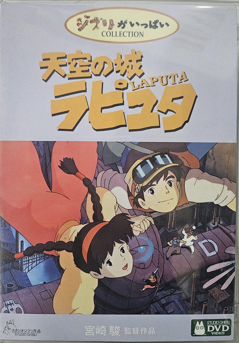 Op de afbeelding: DVD-hoesje met de animatiefilm "Castle in the Sky" (Laputa). De cover toont twee hoofdpersonages en de titel van de film in grote, gestileerde letters. De dvd-hoes zit in een doorzichtige plastic hoes.
