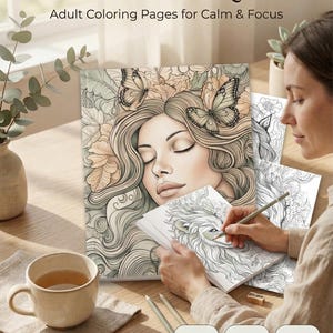 Peut inclure: Un livre de coloriage pour adultes intitulé "5 Minutes of Quiet" avec le sous-titre "Adult Coloring Pages for Calm & Focus". La couverture présente une femme avec des papillons et des motifs floraux. L'image montre également une tasse de thé et des crayons.