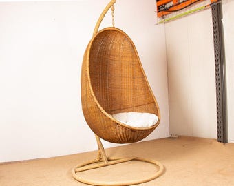 Danish armchair in woven rattan, with its metal stand, Hanging Egg Chair, attributed to Nanna Ditzel.