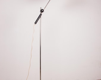 Gran lámpara de pie, 190 cm, basculante en acero y teca de Georges Frydman 1960.