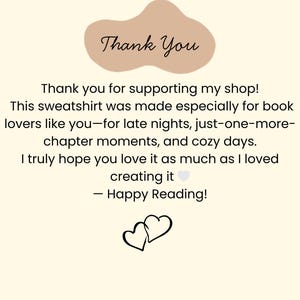 K&ouml;nnte beinhalten: Cremefarbene Grafik mit den Worten "Thank You" in handschriftlicher Schrift, &uuml;ber einem Text, der den Kunden f&uuml;r ihre Unterst&uuml;tzung dankt. Der Text erw&auml;hnt ein Sweatshirt f&uuml;r B&uuml;cherliebhaber, mit zwei verschlungenen Herzen unten.