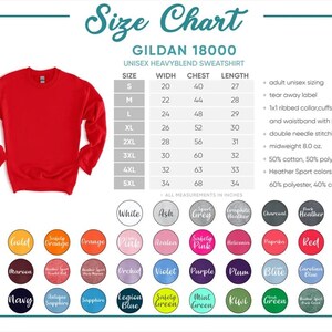 K&ouml;nnte beinhalten: Ein rotes Gildan 18000 Unisex-Heavyblend-Sweatshirt. Die Gr&ouml;&szlig;entabelle zeigt die Ma&szlig;e in Zoll, mit Gr&ouml;&szlig;en von S bis 5XL. Farboptionen sind Wei&szlig;, Schwarz und verschiedene Blau-, Gr&uuml;n- und Rott&ouml;ne.