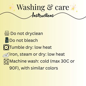 K&ouml;nnte beinhalten: Hellgelber Hintergrund mit dem Text "Washing & care Instructions". Waschanweisungen umfassen: nicht chemisch reinigen, nicht bleichen, im Trockner bei niedriger Temperatur trocknen, bei niedriger Temperatur b&uuml;geln und Maschinenw&auml;sche kalt (max. 30 &deg;C oder 90 &deg;F) mit &auml;hnlichen Farben.