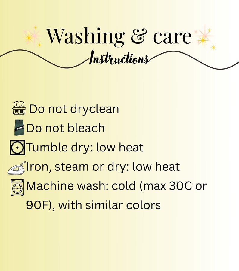 K&ouml;nnte beinhalten: Hellgelber Hintergrund mit dem Text "Washing & care Instructions". Waschanweisungen umfassen: nicht chemisch reinigen, nicht bleichen, im Trockner bei niedriger Temperatur trocknen, bei niedriger Temperatur b&uuml;geln und Maschinenw&auml;sche kalt (max. 30 &deg;C oder 90 &deg;F) mit &auml;hnlichen Farben.