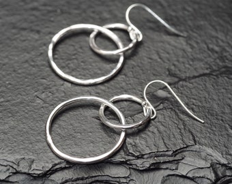 lightweight hammered sterling silver two intertwined circles drop earrings, ildiko jewelry, minimalist jewelry