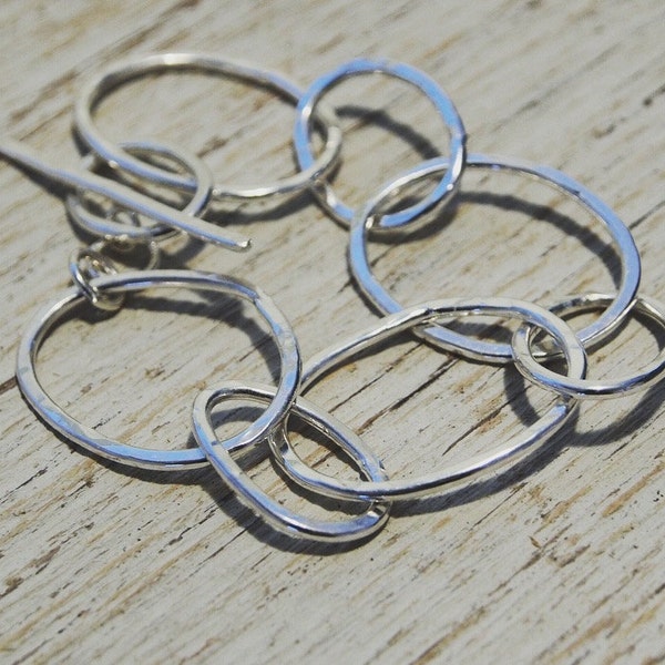 Gros bracelet à bascule en argent sterling martelé avec une alternance de petits et de grands maillons ovales irréguliers, bijoux ildiko, bijoux minimalistes