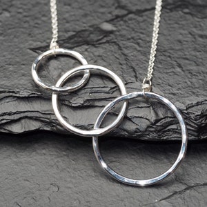 drei Generationen gehämmert drei Sterling Silber verschlungene Kreise Halskette, ildiko Schmuck, minimalistischer Schmuck Bild 1