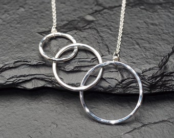 Collier trois générations martelé en argent sterling à trois cercles entrelacés, bijoux ildiko, bijoux minimalistes