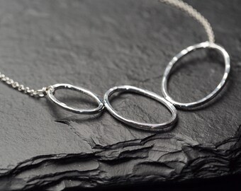 Gehämmerte Halskette aus Sterlingsilber mit drei ovalen Lätzchenblasen, Ildiko-Schmuck, minimalistischer Schmuck