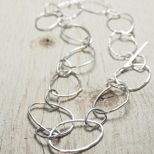 gehamerde sterling zilveren lange ketting met afwisselend kleine en grote onregelmatige ovale schakels, ildiko sieraden, minimalistische sieraden