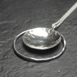 Colgante de plata de ley martillada con forma de círculo dentro de un círculo, collar de cadena larga de plata de ley, joyería ildiko, joyería minimalista