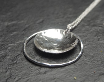 Anhänger aus Sterlingsilber mit gehämmerter Kreisscheibe im inneren Kreisumriss, lange Halskette aus Sterlingsilber, Ildiko-Schmuck, minimalistischer Schmuck