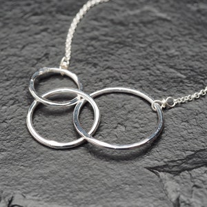 drei Generationen gehämmert drei Sterling Silber verschlungene Kreise Halskette, ildiko Schmuck, minimalistischer Schmuck Bild 5