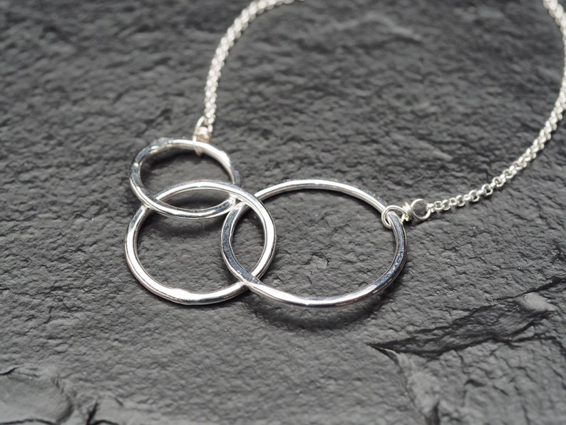 drei Generationen gehämmert drei Sterling Silber verschlungene Kreise Halskette, ildiko Schmuck, minimalistischer Schmuck Bild 5