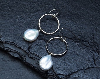 white freshwater coin pearl drop off hammered sterling silver circle drop earrings, ildiko jewelry, minimalist jewelry