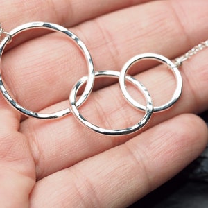 drei Generationen gehämmert drei Sterling Silber verschlungene Kreise Halskette, ildiko Schmuck, minimalistischer Schmuck Bild 8