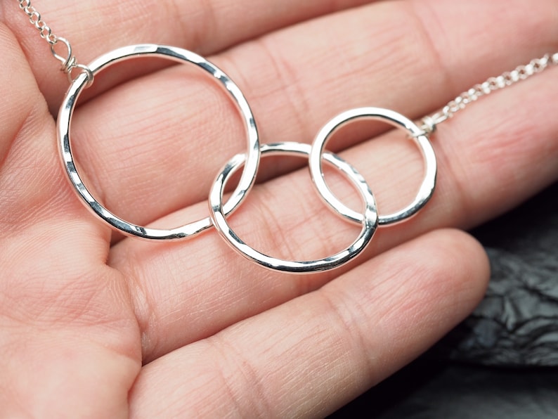 drei Generationen gehämmert drei Sterling Silber verschlungene Kreise Halskette, ildiko Schmuck, minimalistischer Schmuck Bild 8