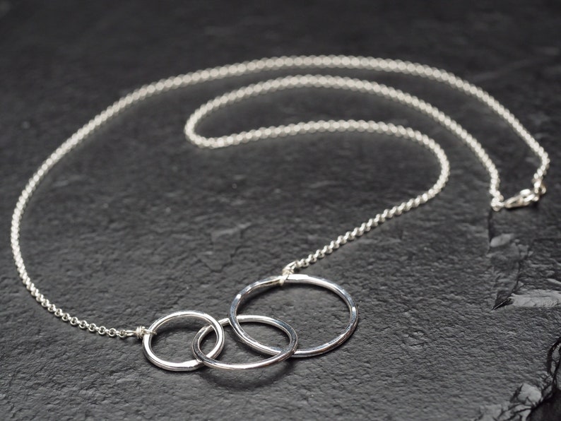 drei Generationen gehämmert drei Sterling Silber verschlungene Kreise Halskette, ildiko Schmuck, minimalistischer Schmuck Bild 6