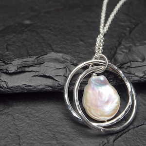 white freshwater coin pearl inside two intertwined hammered sterling silver circles necklace, ildiko jewelry, minimalist jewelry