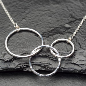 drei Generationen gehämmert drei Sterling Silber verschlungene Kreise Halskette, ildiko Schmuck, minimalistischer Schmuck Bild 3