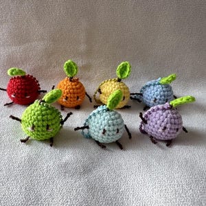 Puede incluir: Una taza de cerámica blanca con un asa negra y el texto "But First, Coffee" en negrita negra. La taza se encuentra sobre un fondo borroso, sugiriendo un ambiente acogedor.