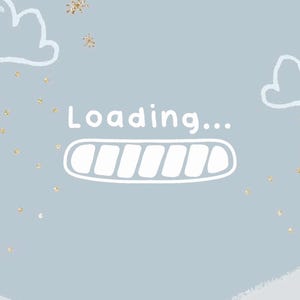 以下が含まれることがあります： 水色の背景に白い雲と金色のグリッターアクセント。 「Loading...」の文字が白で書かれ、その下に白いプログレスバーがあります。 この画像は、気まぐれで漫画的なスタイルです。