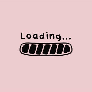 Op de afbeelding: Een lichtroze achtergrond met het woord "Loading..." in zwarte, handgeschreven letters. Daaronder een zwarte voortgangsbalk met zeven gevulde rechthoeken, die de voortgang aangeven.