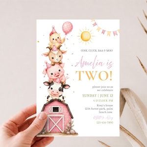 Könnte beinhalten: Eine Geburtstagseinladungskarte mit einer Aquarellillustration von einem Küken, einer Ziege, einem Schwein und einer Kuh, die auf einer rosa Scheune gestapelt sind. Der Text lautet: OINK, CLUCK, BAA & MOO! Amelia is TWO! please join us as we celebrate.