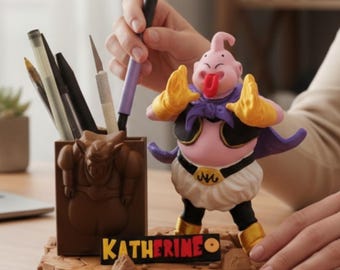Epischer Dragon Ball Z Majin Buu Schreibtisch-Stifthalter - Personalisiertes Namensgeschenk - Anime Sammlerstück mit Dabura-Keks oder Schokoladentafel