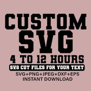 Può includere: Immagine di design grafico digitale con le parole "CUSTOM SVG" in grassetto nero. Sotto, c'è scritto "4 TO 12 HOURS" e "SVG CUT FILES FOR YOUR TEXT". L'immagine elenca anche i tipi di file: SVG+PNG+JPEG+DXF+EPS e "INSTANT DOWNLOAD". Lo sfondo è di colore rosa tenue.