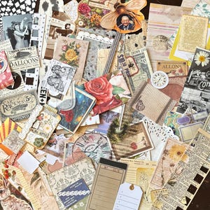 K&ouml;nnte beinhalten: Eine Sammlung verschiedener Papier-Ephemera, darunter Postkarten im Vintage-Stil, Blumenillustrationen, Zifferbl&auml;tter, Briefmarken und gedruckte Textausschnitte. Das Sortiment weist verschiedene Texturen, Muster und Farben auf, darunter Rosen, Schmetterlinge und Bienen, die in einer dichten, &uuml;berlappenden Anordnung geschichtet sind.
